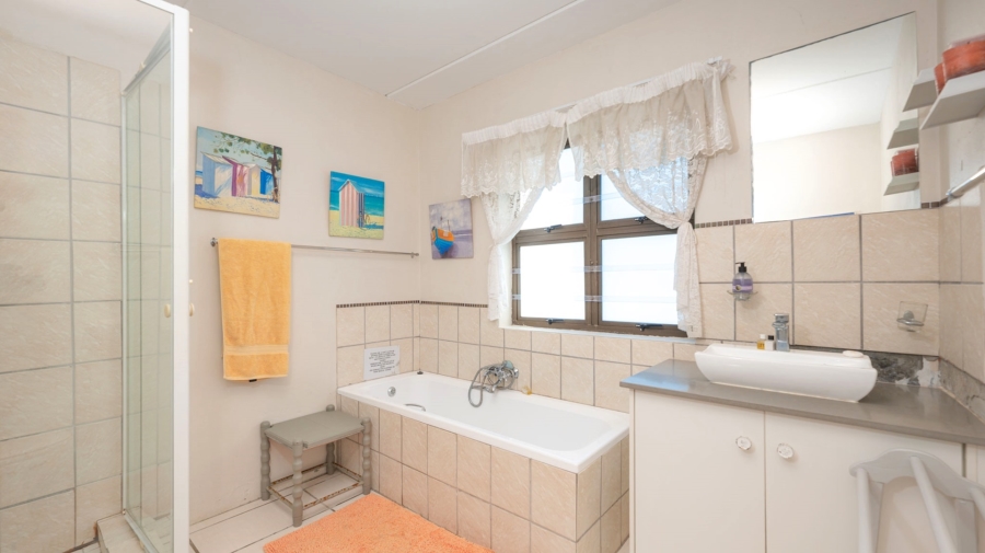 To Let 4 Bedroom Property for Rent in Struisbaai Western Cape